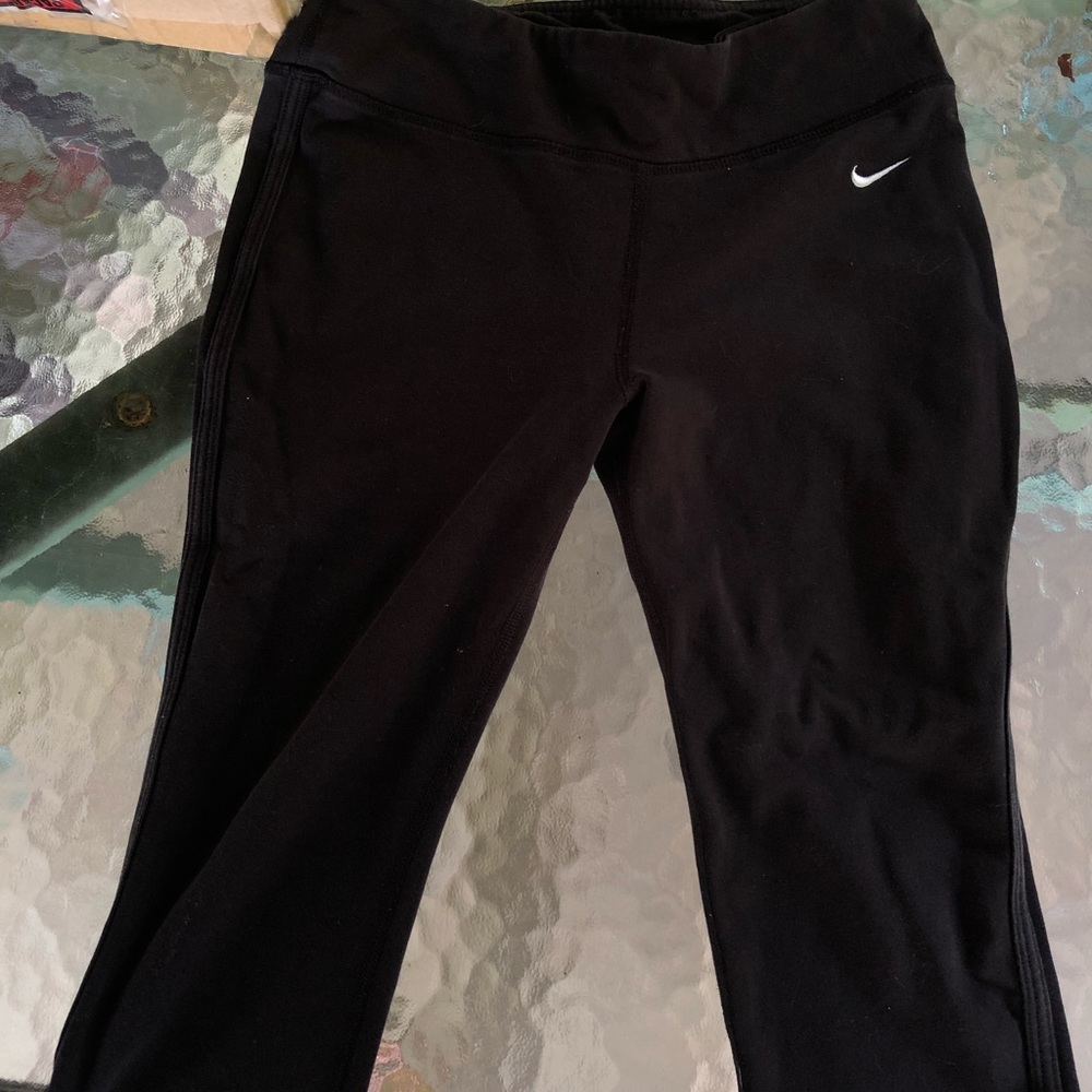 Black Nike cropped leggings